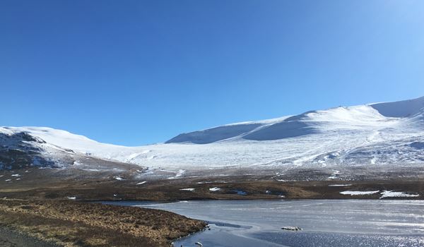 a snow covered mountain